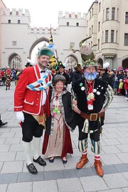 Auch die Schäffler waren dabei beim 14. "Damische Ritter" Faschingszug München am 24.02.2019 (©Foto: Martin Schmitz)